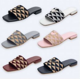 Designer Embroidered Fabric Slides Slippers Metallic Slide Sandals Embroidery Mules Women Low Heel Flip Flops Casual P Sandal Summer Chunky Heels Rubber Sole Sh356