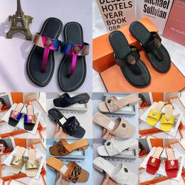 Sandali di fondo piatto ORIAginali di lusso Oriaginali Famoso designer Women Kurt Scarpe Lady Leather Slip-On Slides Slip Classici morbidi Classici Flip rosso bianco Black Flip