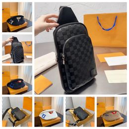 Toppkvalitet 7a designer väska män aveny sling väska mens designer läder kors kropp axel väskor mans crossbody väska plånbok hobos meddelande handväska bältespåse bumbag