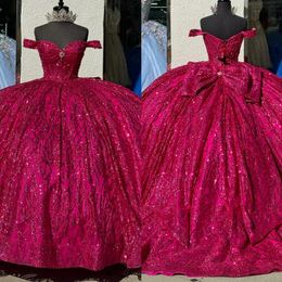 Fantastiska fuchsia prinsessor klänningar glittrande prom bollklänning från axel glitter paljetter diamant vestido de quinceanera bow maskerad klänning