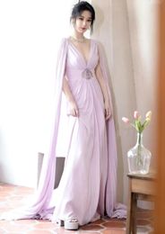 Elegant Long Purple Chiffon Celebrity Dresses With Pärled Sash A-Line V-hals WATTEAU Train Dragkedja Back Prom Dresses For Women