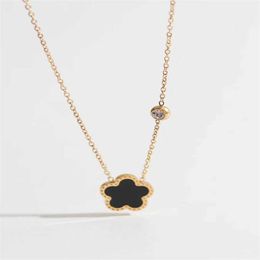 Pendant Necklaces Five Leaf Grass Necklace Simple Lucky Grass Pendant Collar Chain New Light Luxury Lucky Titanium Steel Necklace