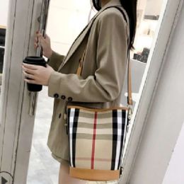 New Luxury Shoulder Bag Womens Style Chequered Canvas Bucket Bag Trendy Internet Celebrity Fashion Large Capacity Single Shoulder Crossbody