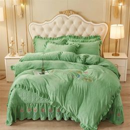 Bedding Sets Milk Velvet King Size Set 4pcs Feather Embroidered Duvet Cover Ruffles Quilted Bedspread Soft Warm With 2 Pillow Shams