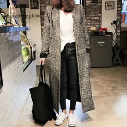 Women's Blends 2024 Wool Autumn/Winter Korean Version Woolen Coat Mid Length Slim Fit British Plaid Fabric Windbreaker Women S-2Xl 231010 En en
