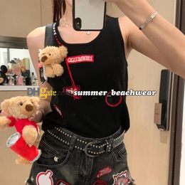 Women Knit Vest Wear A Bear Brooch Fashion Tanks Tees Sleeveless Backless Tops Designer Embroidered Knitted Vest Sports Tank Top