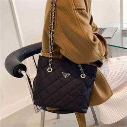 2024 New Designer womens crossbody shoulder version Large capacity female wandering nylon rhombic chain Messenger bag