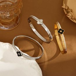 Vans Fashion Clover Diamond Bracelet for Women with Small Design Sense Light Luxury Style Simple Fashion Bracelet Handpiece