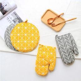 2024 1 Piece Cute Non-slip Yellow Gray Cotton Fashion Nordic Kitchen Cooking Microwave Gloves Baking BBQ Potholders Oven Mittsfor Cute