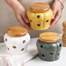 Storage Bottles Ceramic Garlic Jar With Lid Exquisite Hollow Ginger Candle Lampshade Household Candy Box