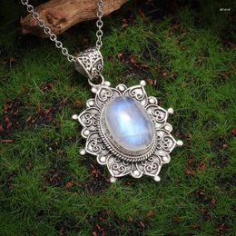 Pendant Necklaces Exquisite Sunflower Moonstone Lace Oval Necklace Women's Fashion Elegant Lucky Clavicle Chain Jewelry Gift