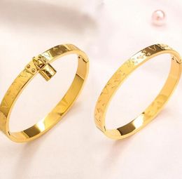 Luxusdesigner Schmuck 18K Gold plattiert Edelstahl Hochzeitsliebhaber Geschenkbänder Europa Amerika Fashion Style Armbänder Frauen Armreifen