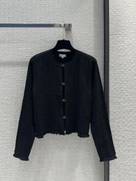 Milan Pist Sweaters 2024 Yeni Bahar O Boyun Uzun Kollu Üstler Marka Aynı Stil Katlar Kadın Tasarımcı Sweater 0406-1