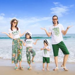 Family Matching Outfits Summer Beach Mother Daughter Father Son Casual Cotton Tshirt Shorts Holiday Couple Clothes Set Seaside 240327