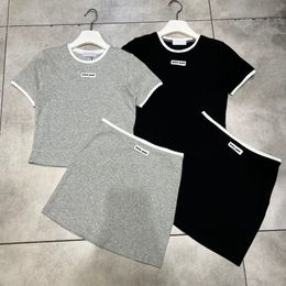 Contraste de cor para mulheres, camiseta, roupas de luxo designer de luxo vestido de verão de verão conjunto cinza preto casual diariamente camisetas mini -saia