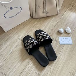 Designer desliza mulheres chinelos de tecido bordados sandálias de lâmina metálica letra de luxo P Sandália Triângulo Salto grossa Fashion Summer Beach Sapato de salto baixo tamanho 36-42