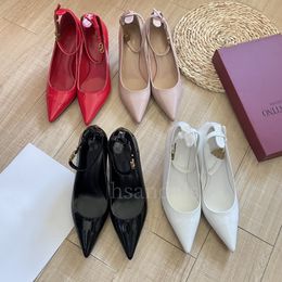 Pompe in slingback di lussuosa qualità di alta qualità sandali v-buttom da donna da donna in pelle in pelle di cuoio fibbia sandali con tacchi a spillo tacchi alti tacchi calza