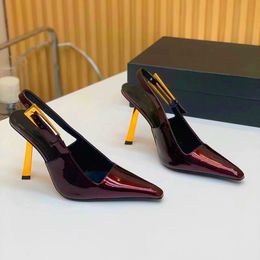 Teli dorati di nuovo stile Gold Scarpe singoli vuoto Singolo in pelle Hardware Hardware Designer di scarpe da passerella eleganti e bellissimi