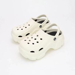 Designer increases thick soled perforated shoes, women's anti slip slippers, fashionable pearls, rhinestones, chain, sponge cake, beach sandals, factory shoes