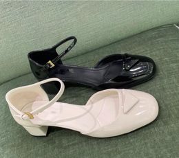 Sandálias de verão saltos altos de tamanho branco preto