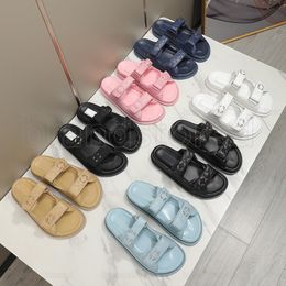 2024 ss papà sandali designer diapositive femminili diapositive sandali a spiaggia piatta sandali scarpe di lusso scivolare sul cinturino estivo trapuntato in pelle trapunta di sandalo 35-42