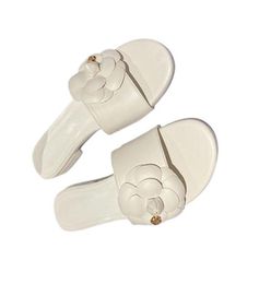 Slippers Designer Camellia Flower Women 2021 Sandalias Summer Lazy Shoes Ladies Ins Low Heels Metal Floral Slides Mujer9895133