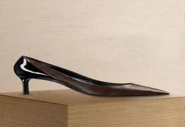 Mulheres bombas designer de luxo Sandália deslize em sapatos pontudos de feminina sandálias de slingback marrom salto alto de couro alto CHERIE 3424433243