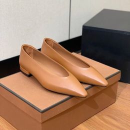 Eleganti scarpe da abbigliamento a tana bassa Designer Fashion Cuci bassi in pelle Sandali estivi Sandali sexy in metallo fibbia spessa tallone elegante per ufficio elegante scarpe comode casual comode