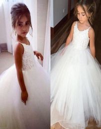 2021 Vintage Flower Girl Dresses Lace Tulle Spaghetti Straps Sleeveless Puffy Pageant Gown Holy Communion Dresses for Girls4434455