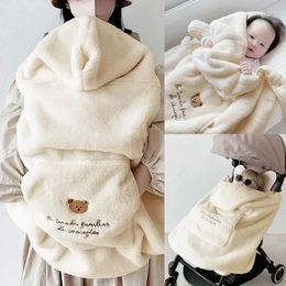 Blankets Windproof Cloak Stroller Cover Warm Soft Fleece Baby Blanket Embroidered Bear Born Carrier Carry Korea Swaddle Wrap