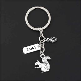 Keychains Lanyards 1Pc Adorable Squirrel Love Eat Pine Cone Keychain Finding Animal Pendant For Best Friend Gift Jewelry Dropshipping E2696 Q240403