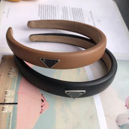 Faux Leather Headband Designer Black Triangle Hairpin Headbands Faux Leather Elastic Hair Hoop Handmade Metal P-Letter Retro Style Headbands