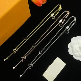 Pendant Necklaces Designer Pendant Necklace Elegant Flower Letters Charm For Woman Crystal Necklace Mens Silver Gold Plated Chain Choker Necklac Y240429JW3L