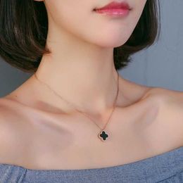 Vans Four-leaf clover Necklace Womens Double sided Pendant Personality Small Fashion Versatile Collar Chain Light Luxury Temperament Net Red Sweater Chain