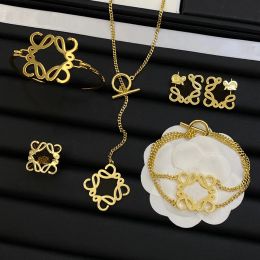 Luxury Thick Chains Necklaces Interlocking Letters Bracelets Golden Pendants Unisex Necklaces Jewellery Sets Flower Letter Diamond Bracelet
