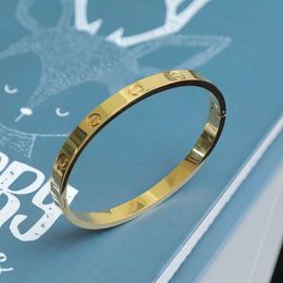 Carts bracelet no Fading Titanium Steel Luxury Bracelet Womens Ins 2023 New niche design Gold Oval Plain Ring Handpiece