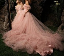 Fairy Tulle Long Evening Dresses Dusty Pink Boat Neck Off the Shoulder Prom Dress Chic Ruffles Court Train Party Gowns Gala Wear7636271