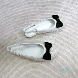 2024 Designer Womens Sandals piatto Fashion Classicleather Casual Bowknot Scarpe con paillettes Ladys Elegante Sandalo