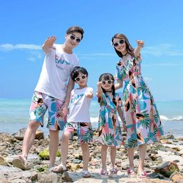 Family Matching Outfits Summer Beach Mother Daughter Dresses Dad Son Tshirt Shorts Look Couple Outfit 240327