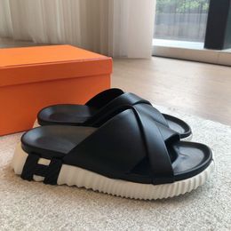 İtalya Tasarım Erkekler Slayt Flats Infra Sandals Ayakkabı Buzağı Kauçuk Sole Katırlar Konforlu Ayakkabı Kayma Plaj Termeri Lüks Yürüyüş EU38-46