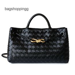 Woven Bag Quality Venetass One Metal Womens Tote New Lady Bottegs High Buckle Cowhide Totes West/East Leather Bags Andiamo Shoulder H Rope AJDG