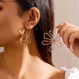 Charm Salircon Simple Metal Woven Flower Hoop Earrings Punk Aesthetic Design Gold Color Large Earrings Fashion Aesthetic Women Jewelry240408