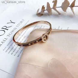 Charm Bracelets Classic Design Clover Monogram Bangle Designer Brand Luxury Jewellery Christmas Gifts Wedding Leather Bangle Women Fashion Style L Y240416MVBMUG8X