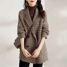 Women's Trench Coats Qianniao Grid Woollen Coat for Womens 2024 Autumn and Winter New Suit Collar Fashion Button Pocket Korean Version Woollen CoatL2403