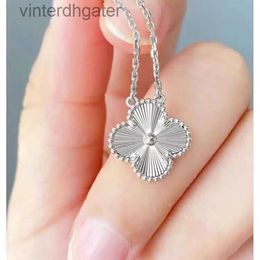 High Version Original 1to1 Brand Necklace Vancefe Flower Pattern Shining Lucky Clover Necklace Womens Light Designer High Quality Choker Necklace