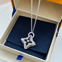 Lyxhalsband höga smycken halsband logo dekoration modetillbehör märkesvaror alla hjärtans dag kärlek gåva diamant fyra blad klöver 2024