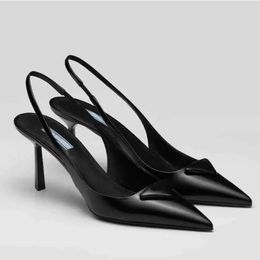 Scarpe eleganti marchi di lusso 2024 designer sandalo tacchi alti tallone a basso contenuto di slingback in pelle spazzolata nere pelli di brevetto nero