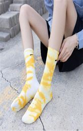 Tie Dye Long Mens Tube Socks Fashion Trend Sports Stretch Business Winter Male New Casual Wave Mid Length England Sock8501690