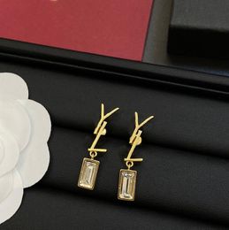 Populärt guldpläterat dingle örhänge Chic Designer Letter örhängen Pänndrop Stud Hög kvalitet för kvinnor Lady Wedding Party Jewelry Accessory