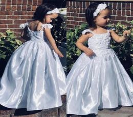 2020 Lovely Satin White Flower Girls Dresses With Spaghetti Strap Lace Appliques Pleat Skirt Toddler Communion Dress Spring Kids P5161908